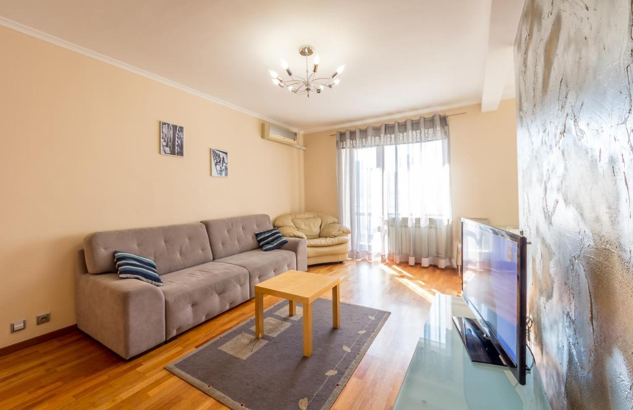 Apartment On Triokhsviatytelska Kiev Luaran gambar