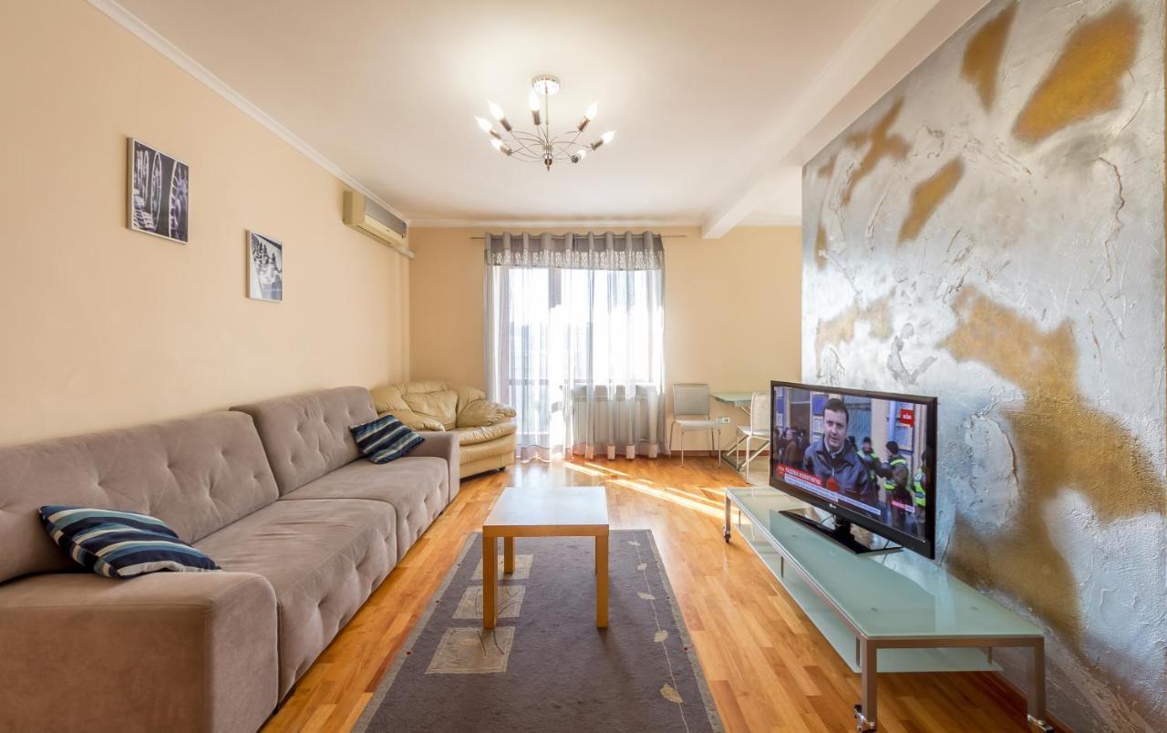 Apartment On Triokhsviatytelska Kiev Luaran gambar
